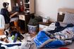 Madre deja limpiar su casa como protesta por no recibir ayuda y muestra el caos que se desató