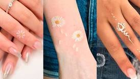 Tatuajes de flores con tinta blanca para mujeres elegantes de 40
