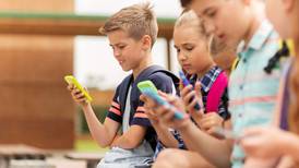 Investigación indica la cantidad máxima de horas que no deben de exceder los adolescentes con el celular