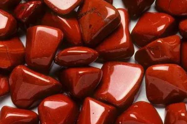 Propiedades espirituales del Jaspe Rojo: la piedra que atrae las energías positivas