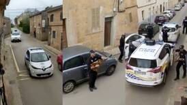 Policía española arma musical para animar a vecinos en cuarentena
