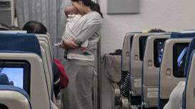 Madre regala “kit de supervivencia” a pasajeros de vuelo por si su bebé llora durante el viaje