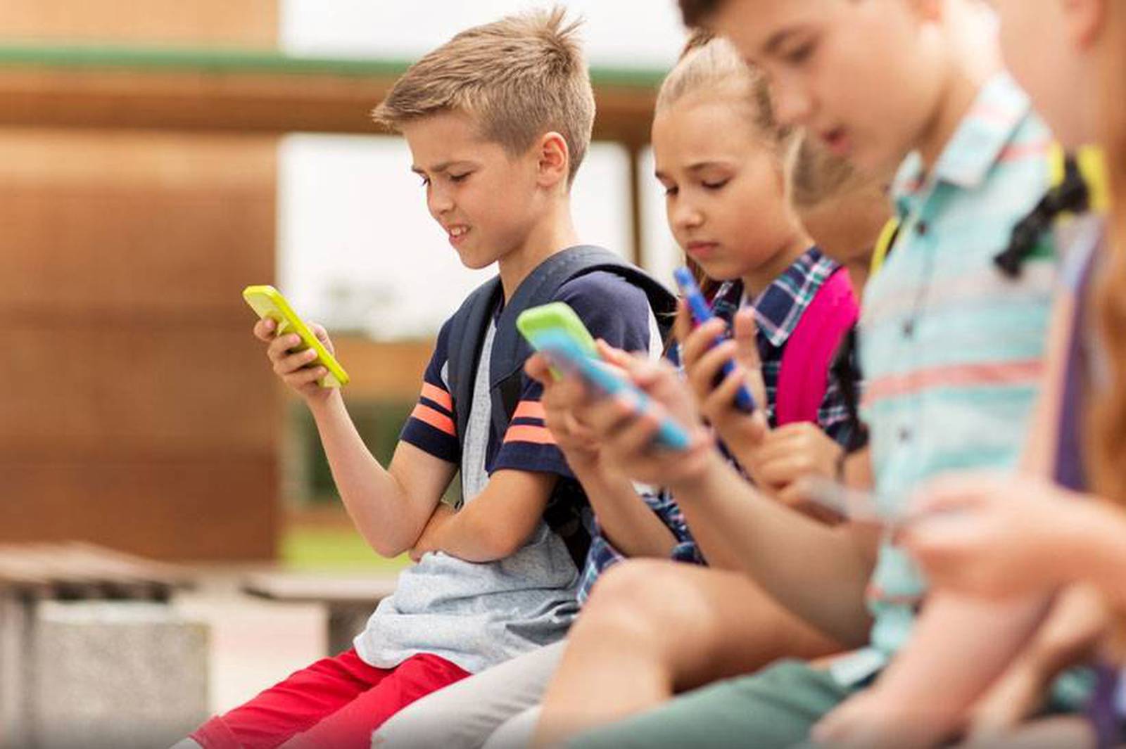 Francia prohíbe el uso de celulares en escuelas primarias y secundarias