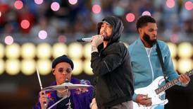 Eminem desafió las reglas de la NFL en medio del Super Bowl pero se ganó el aplauso de todos con su protesta