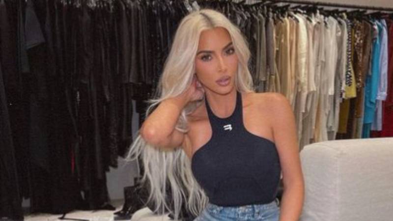 Nylon Sangrar aeropuerto Una faja arranca piel”, y otros escándalos detrás de los negocios de Kim  Kardashian – Nueva Mujer