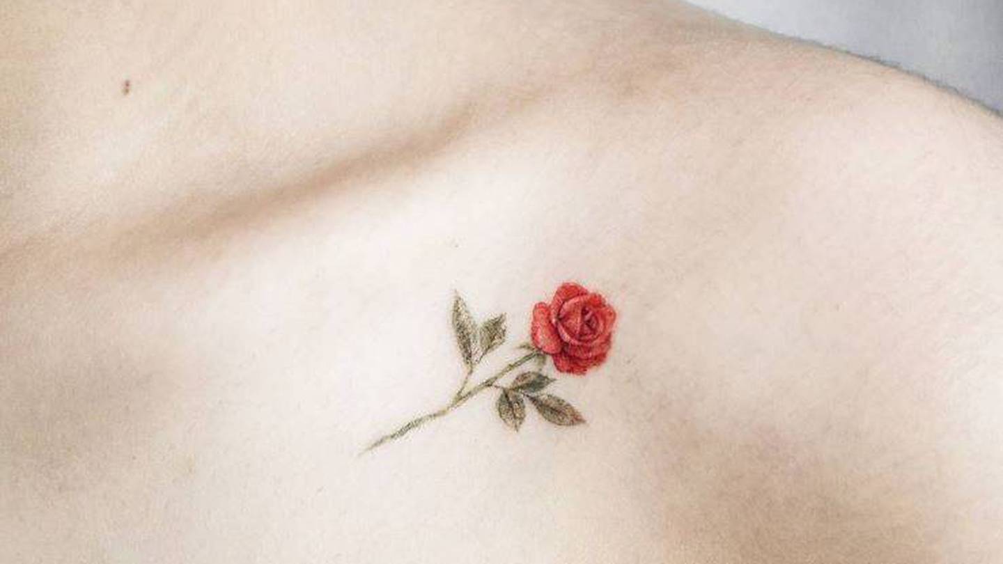 Tatuajes pequeños de rosas para lucir un diseño delicado y femenino