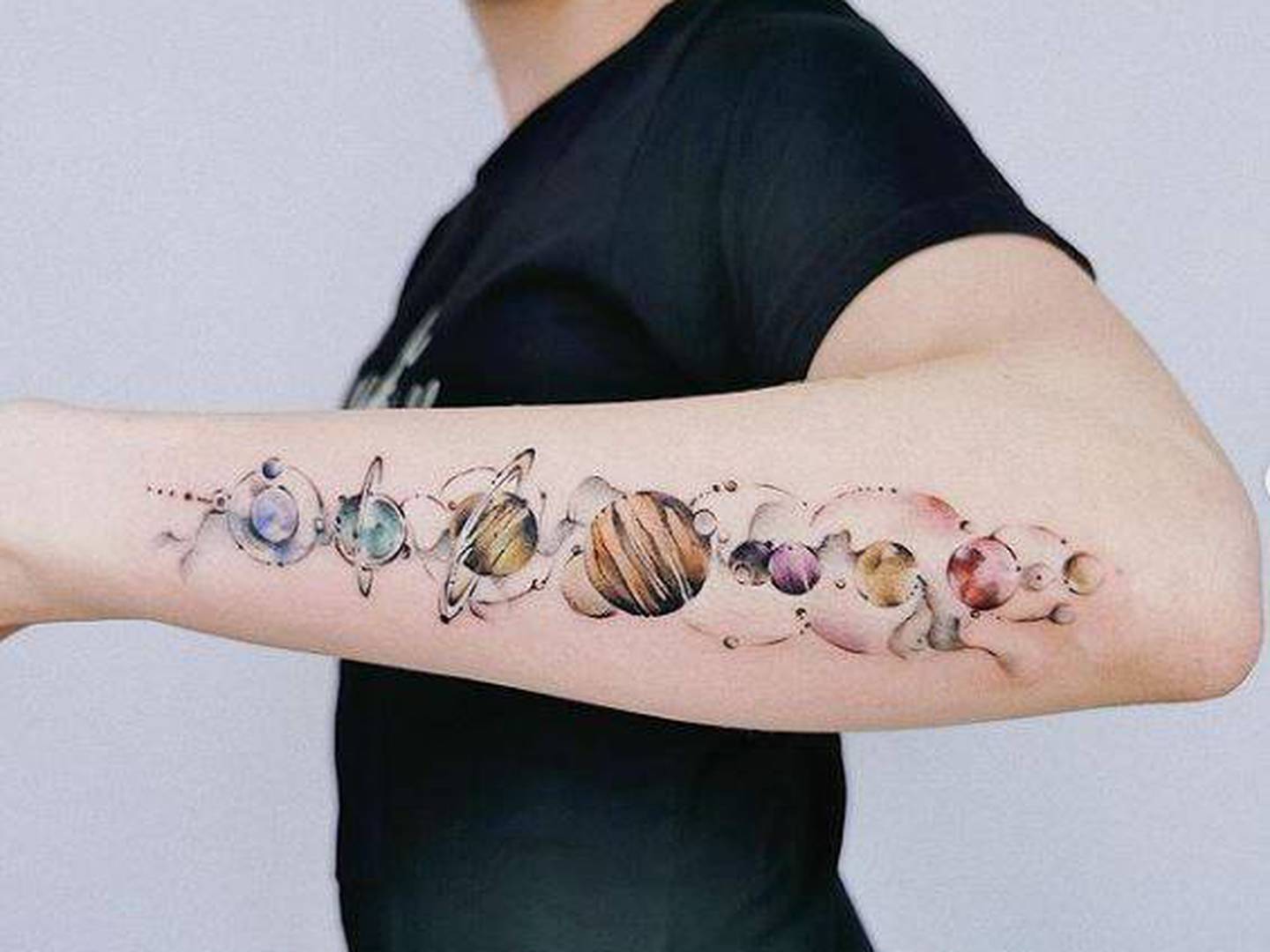 Tatuajes de planetas para mujeres soñadoras y creativas
