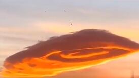 Fotos y videos muestran una nube brillante con forma de OVNI flotando sobre una ciudad en Turquía