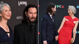 Aunque la criticaron por su look, Keanu Reeves tuvo lindo gesto con su novia en alfombra y la defendió