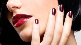 Labios rojos glaseados: así se hace la tendencia que siguen famosas como Megan Fox