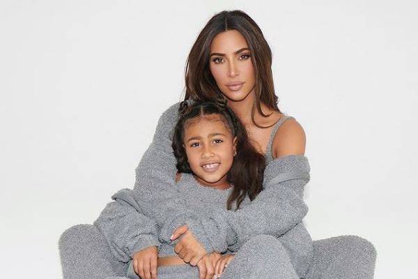 Heredó los gustos de Kim Kardashian: North West impactó al lucir un atuendo de miles de dólares