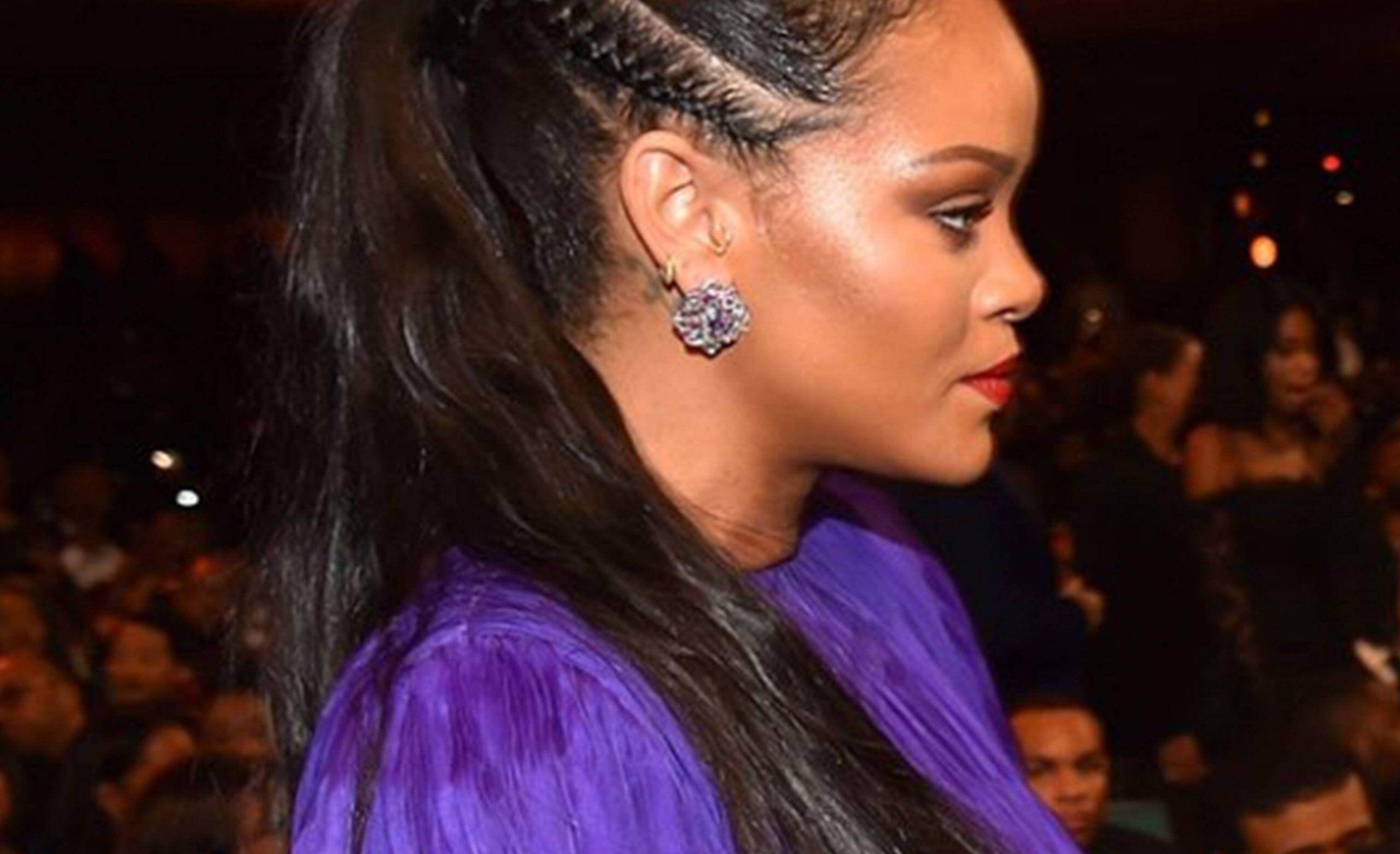 Fotos de Rihanna con vestido morado que resaltan su belleza Fotos de Rihanna con vestido morado que resaltan su belleza