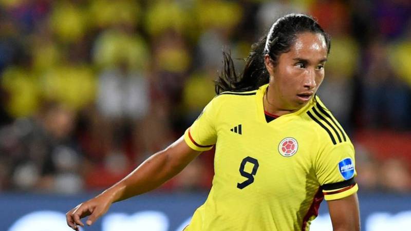 Jugada de penal contra Mayra Ramírez en Colombia vs. Brasil