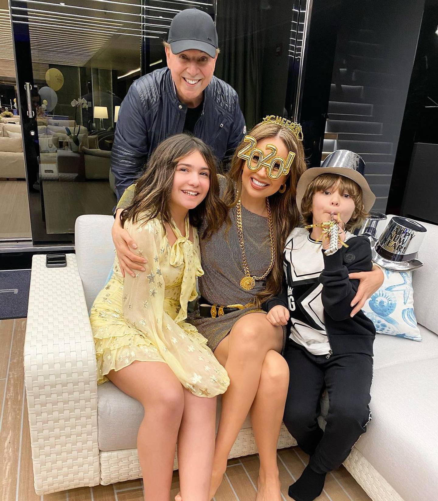 Thalía junto a su esposo y sus dos hijos en 2020