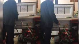 VIDEO: Abuelo le canta a su esposa en su funeral