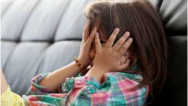 Sin amenazas ni jaloneos: 3 acciones efectivas para calmar a tus hijos cuando hacen rabietas