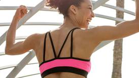 Ejercicios que te ayudarán a eliminar la grasita de la espalda sin ir al gimnasio