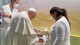 VÍDEO: Papa Francisco bautizó a un bebé ingresado en el mismo hospital donde él se encuentra