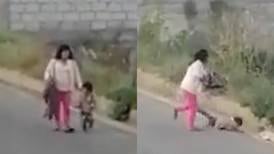 VIDEO: mujer propina patadas y golpes a menor en una calle de Ambato