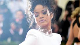 Rihanna prueba que los abrigos faux fur de color son la prenda ganadora de la temporada