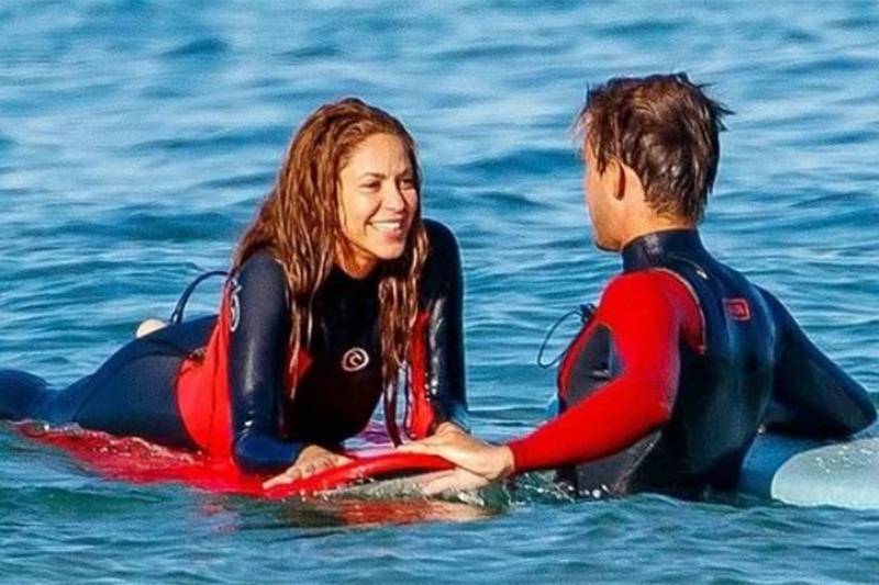 Shakira sigue viéndose con su instructor de surf.