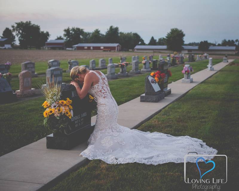 Jessica Padgett en la tumba de su novio