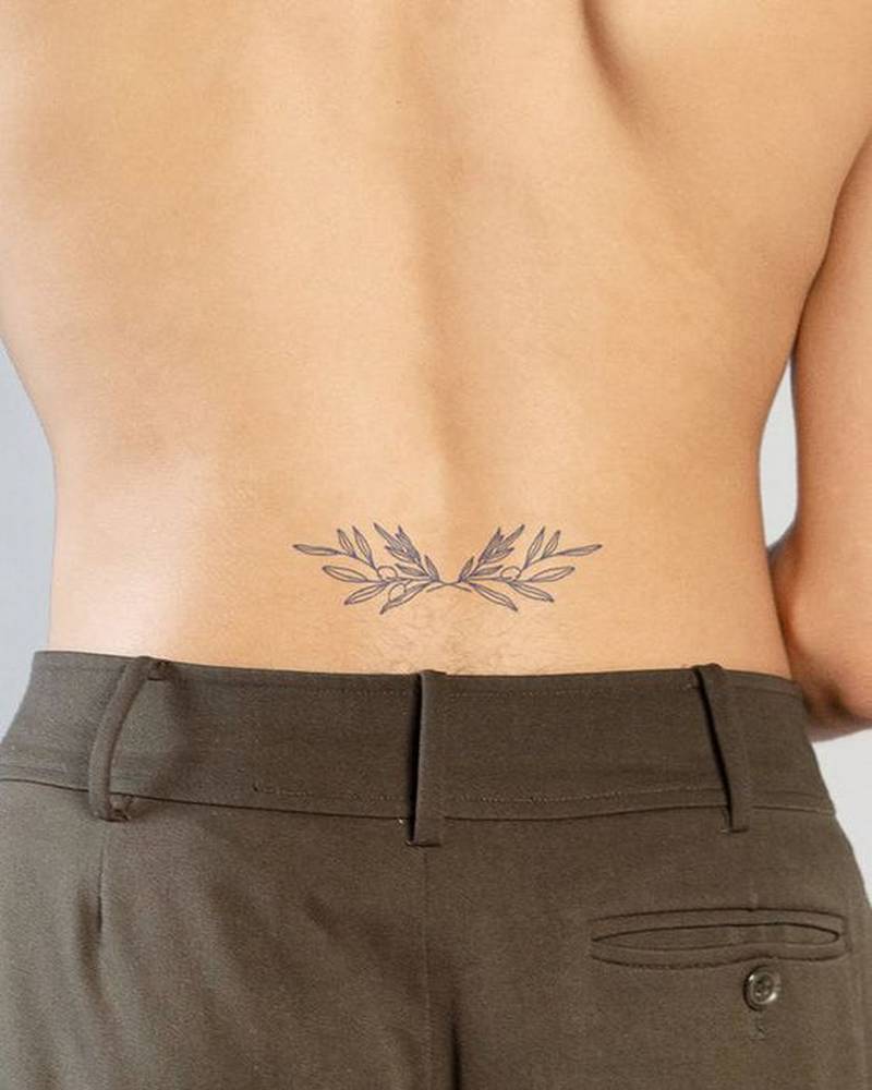 Tatuajes en la espalda baja para mujeres sexis y elegantes