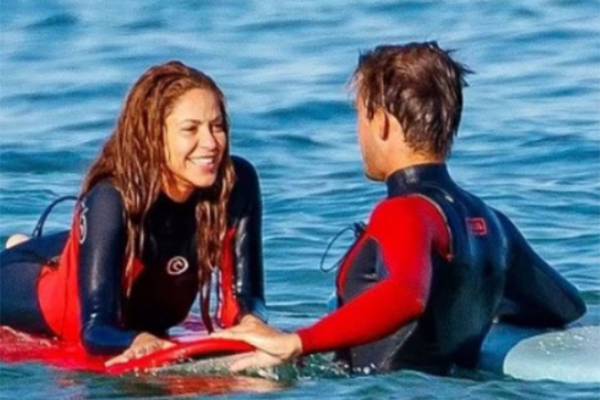Shakira se da inyección de colágeno: este es el guapo instructor de surf  menor que ella