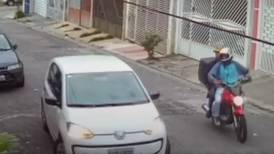 Conductor atropella a delincuentes antes que le robaran cuando entraba a su casa: el video se volvió viral