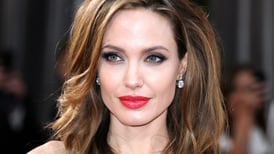 Angelina Jolie usó el look más elegante para arrasar en Año Nuevo: esta tienda a bajo costo lo tiene