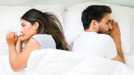 ¿Qué significa que tu pareja te dé la espalda al dormir?