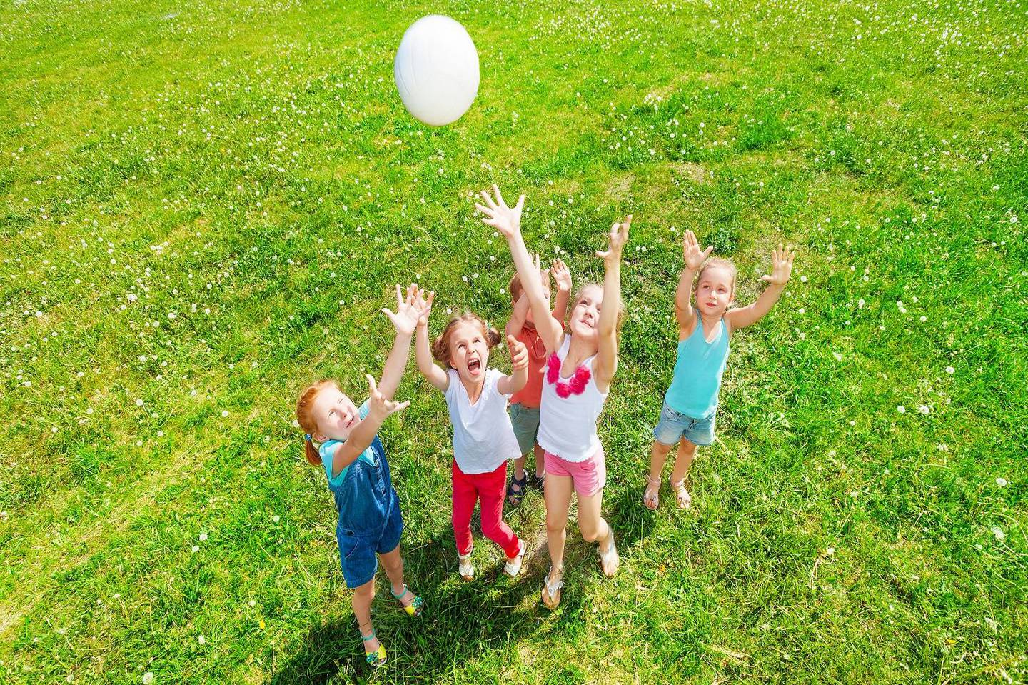 Игры с мячом летом. Дети на газоне. Игры с детьми летом. Подвижные игры для детей. Игры на свежем воздухе для детей.