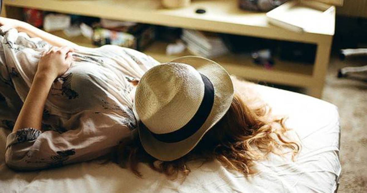З сплячими. Девушка лежит в шляпе. Шляпа лежит. Шляпа на кровати.