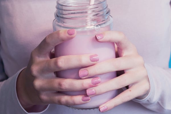 Strawberry milk nails: la tendencia de uñas que será furor en primavera por su estilo minimalista