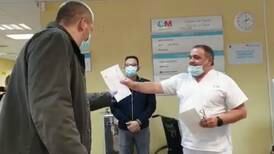 ¡Héroe! Taxista lleva gratis a pacientes al hospital, médicos recompensan su esfuerzo