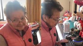 La enternecedora reacción de una abuelita que descubre como funciona Alexa, se vuelve viral