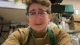 Trabajador de Starbucks rompe en llanto después de trabajar 8 horas y generó debate en redes