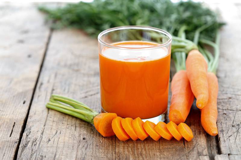 O suco natural caseiro com cenoura que te ajudará a dormir melhor e mais rápido