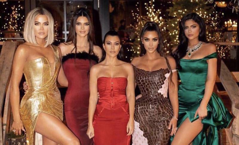 Fotos de los vestidos de las hermanas Kardashian Jenner en las fiestas de Navidad