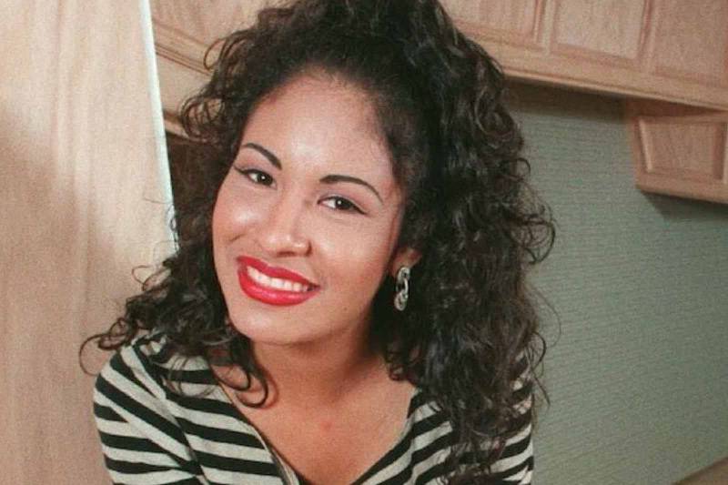 Sale a la luz una foto nunca antes vista del funeral de Selena Quintanilla  – Nueva Mujer