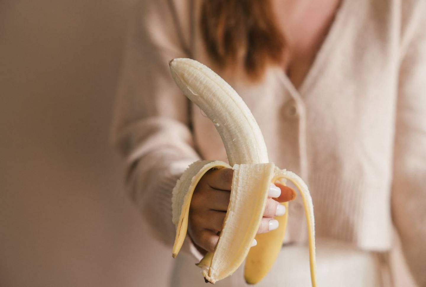 Las bananas son ricas en potasio, un electrolito que ayuda a sacar el sodio del cuerpo y reducir la hinchazón