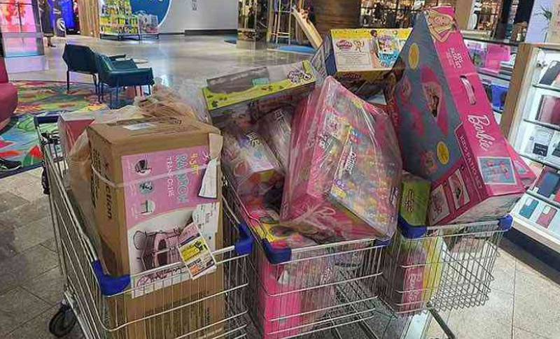 La mujer compró múltiples regalos de Navidad para su hija