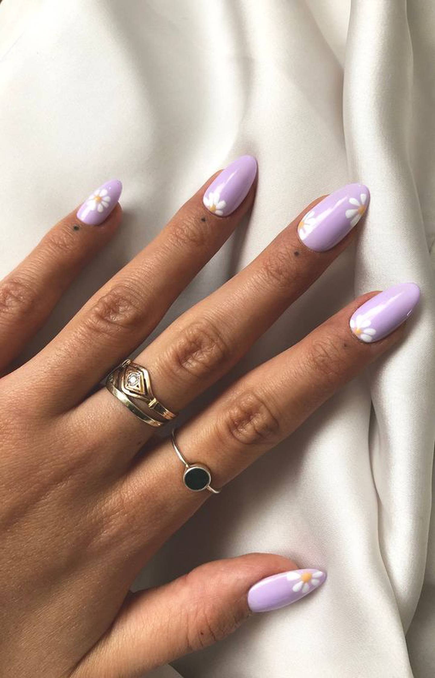 Uñas lilas de moda para lucir más joven y coqueta este verano