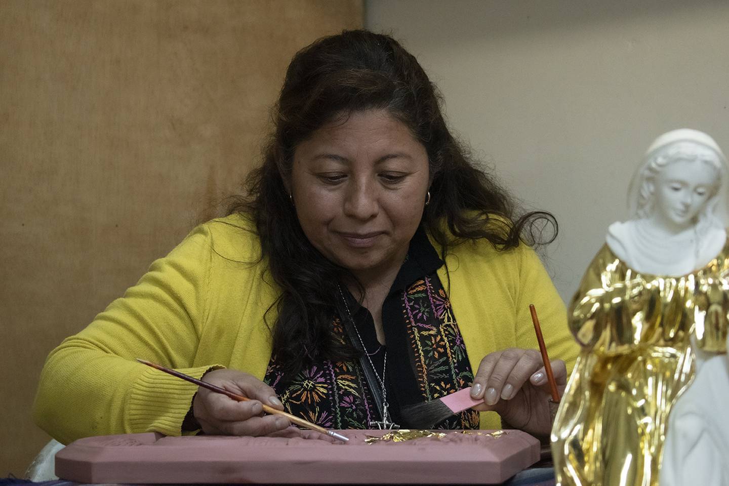 Magaly Masa, artista de policromía en San Antonio de Ibarra