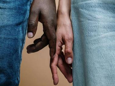 ¿Tu pareja no quiere tomarte la mano en público? 5 posibles razones detrás de su renuencia