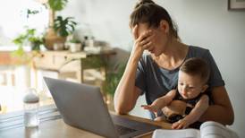 Presión social por tener hijos está dejando cada vez más madres arrepentidas