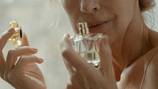Perfumes: 5 aromas que tienes que dejar de usar después de los 50 años (te envejecen)