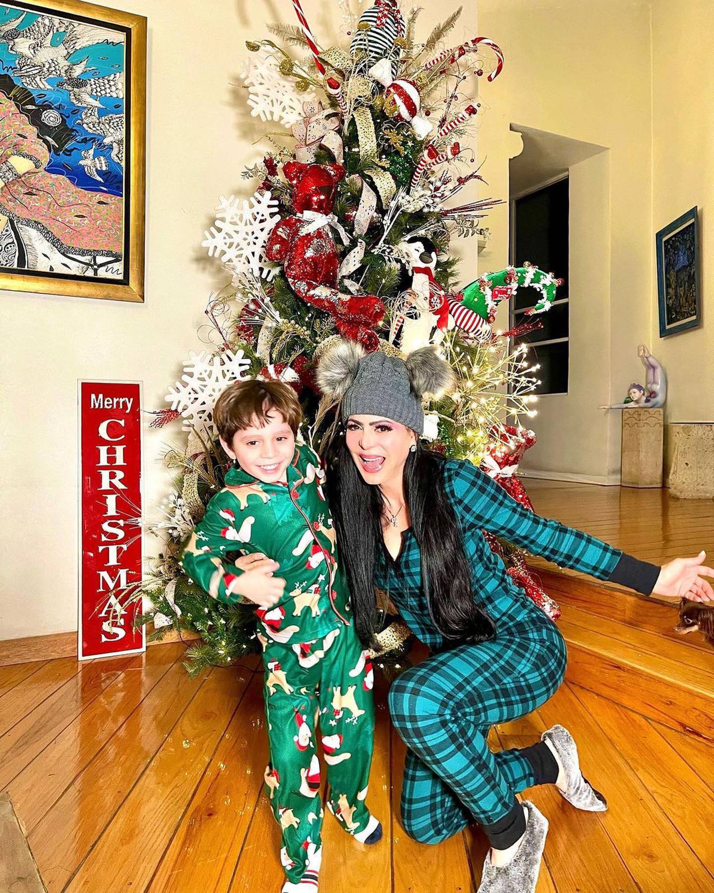 Maribel Guardia y su nieto posando con su árbol de Navidad este 2022