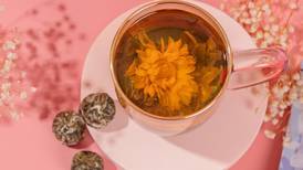 Tradición milenaria: Así funciona el Blooming tea, las flores que se abren al infusionarlas