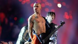 La característica de los chilenos que sorprendió a Flea de Red Hot Chili Peppers: “¡Gente besándose por todos lados”